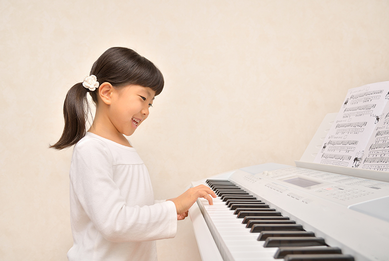 電子ピアノ　少女